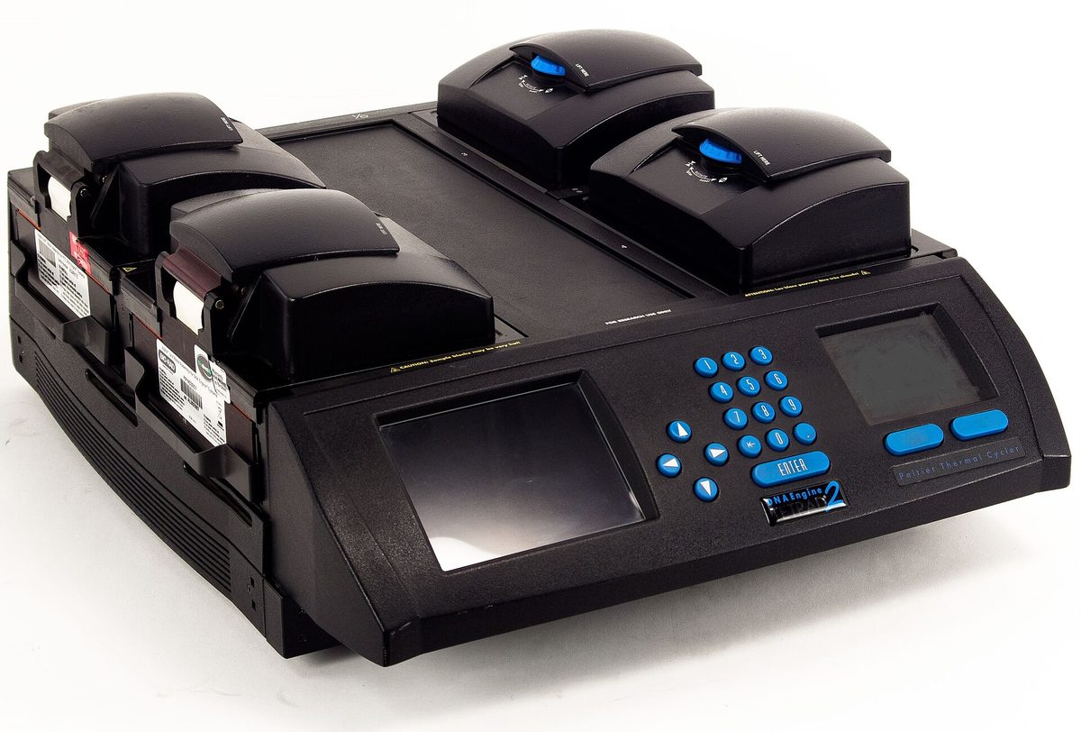 A multi-bay PCR thermal cycler